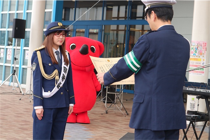 奥華子、千葉中央警察署一日警察署長に就任！警察制服姿で幼稚園児とのコラボも披露！