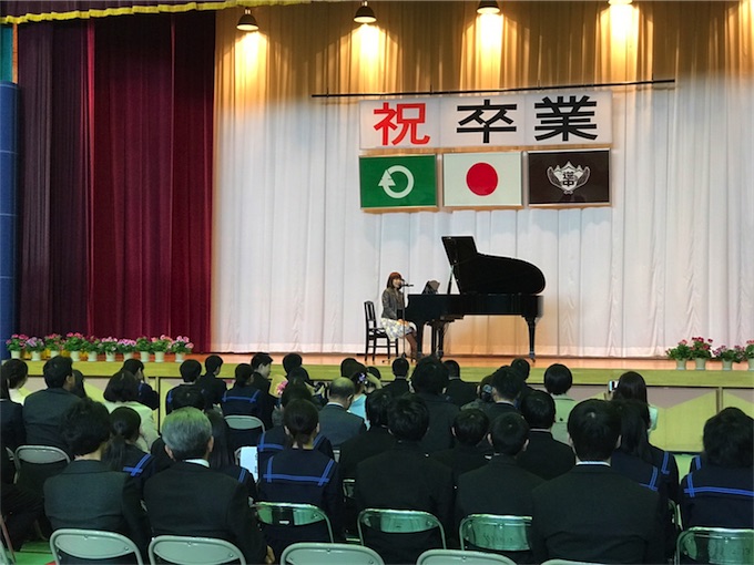 川嶋あい、70年の歴史に幕を閉じる中学校の卒業式にサプライズ出演！