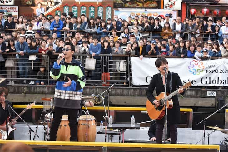 コブクロ、「ベストヒット歌謡祭」道頓堀船上ライブ収録に5000人が騒然！