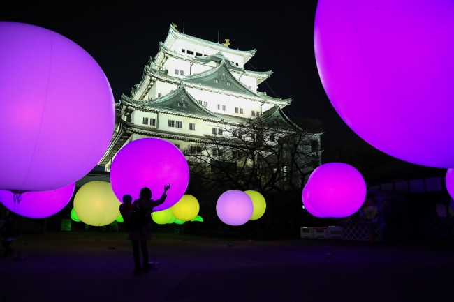 チームラボ、夜の名古屋城をアート空間に変える「チームラボ 浮遊する、呼応する球体 - 名古屋城」