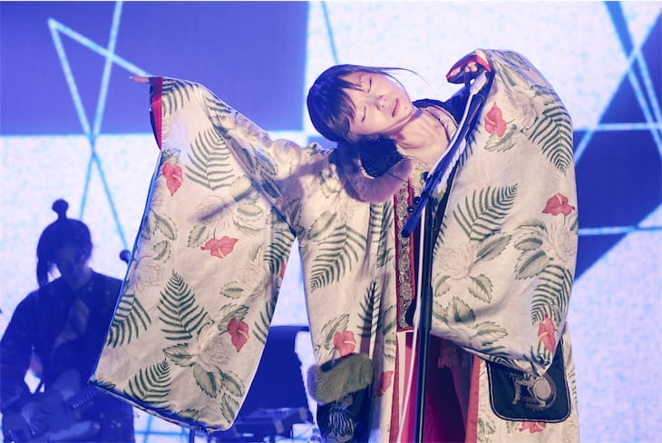 椎名林檎、7月29日の放送に先駆け2分を超えるライブダイジェスト映像を公開！