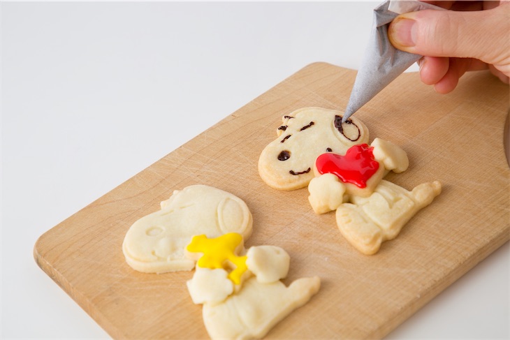 クッキー型つき Snoopyのぎゅっとハグクッキーbook が12月18日に発売