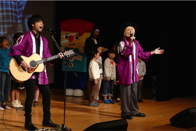 吉田山田、赤坂青山イメージソング「MY HOME TOWN」を記念式典で子供たちと大合唱！