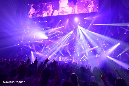 スピッツ、日本武道館公演を収録した映像商品が2016年1月発売決定！