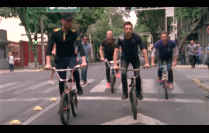 コールドプレイが自転車に乗って街を駆け巡る！最新ミュージックビデオ公開！