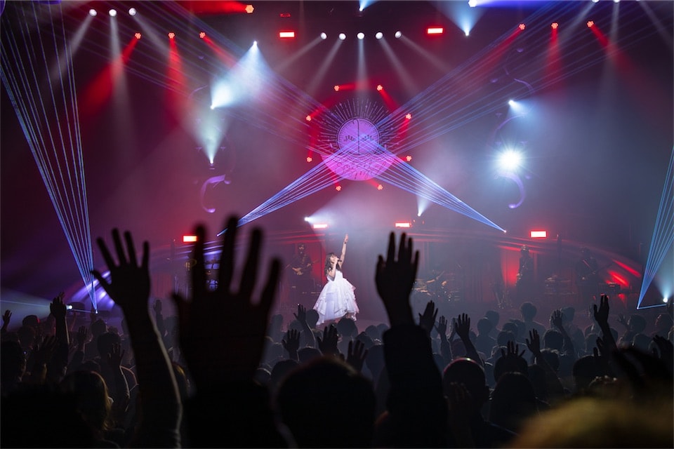Aimer、全国ツアー最終公演にてニューアルバムのリリースを発表！「太陽」と「雨」をテーマにかかげた2タイトル同時発売！