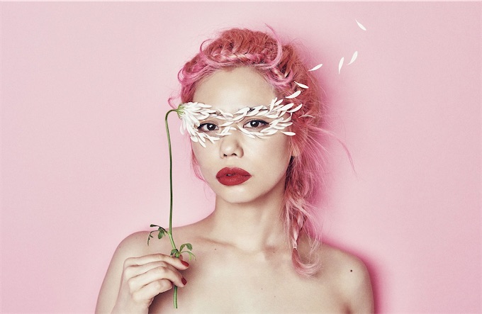 Chara、ピンク一色の世界で歌う「Sympathy」MVを公開！