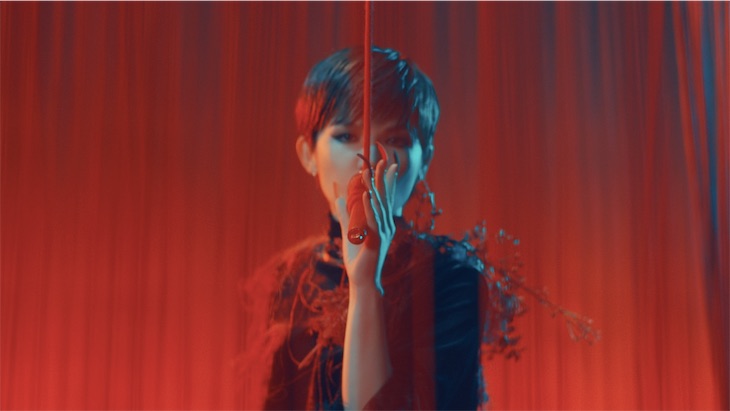 Superfly、運命の赤い糸を操る魔女に！"道ならぬ恋"に「地獄へ堕ちてゆけ」と歌うドラマ主題歌のMusic Video公開！