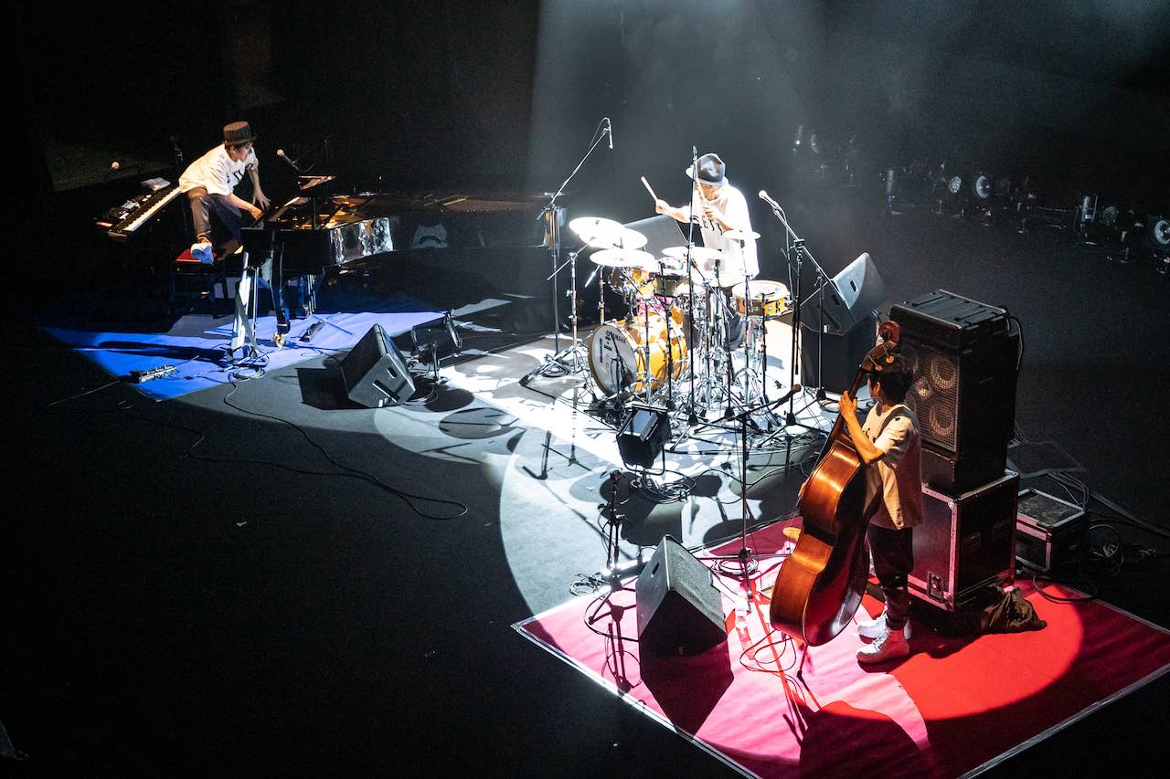 H ZETTRIO、3年ぶりの全国ツアー東京公演では新曲を初披露！ユニークなMVも公開！