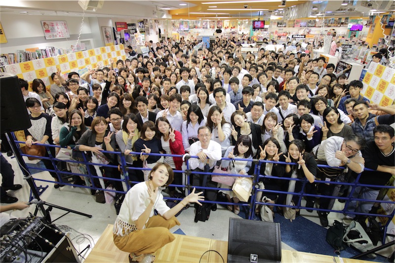丸本莉子、タワーレコード新宿店インストアイベントで300人を超えるファンとお店を占拠！