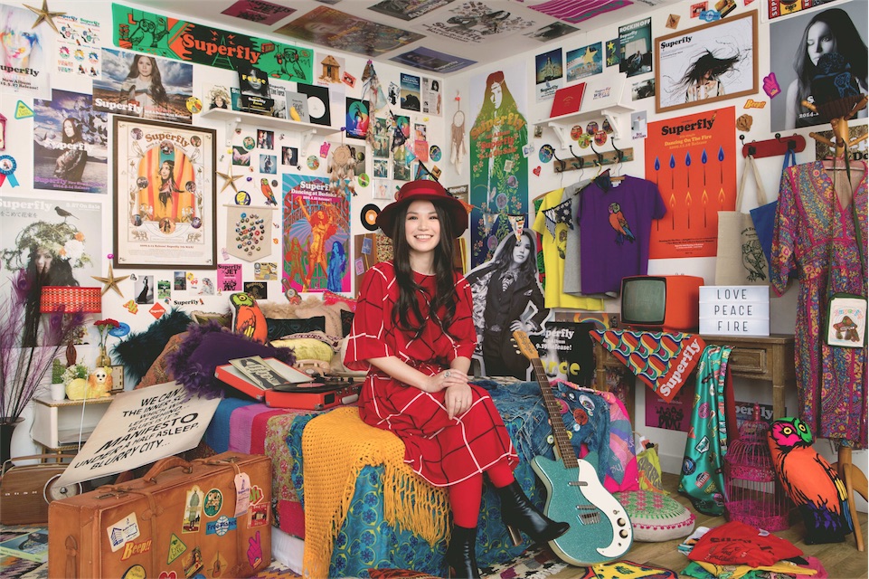 Superfly 越智志帆、タワレコ渋谷で開催中の「Superfly Exhibition」にサプライズ来場！