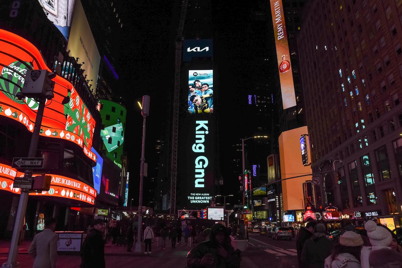 King Gnu、ニューヨーク・タイムズスクエアの巨大サイネージ広告に登場！