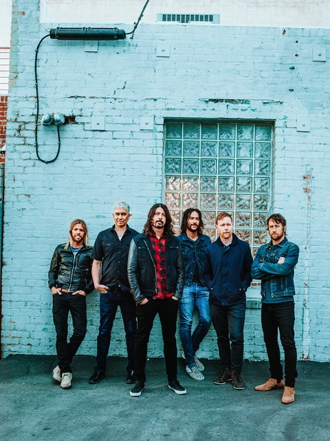 クリス・マーティン（コールドプレイ）、デュア・リパ、リタ・オラらがFoo Fightersの名作「Times Like These」のカヴァーを披露！デイヴ・グロール本人も歌唱参加！