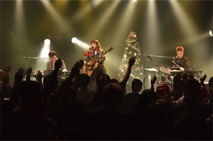 瀬川あやか、初のアコースティックワンマンファイナルでニューアルバムと全国ツアーを発表！