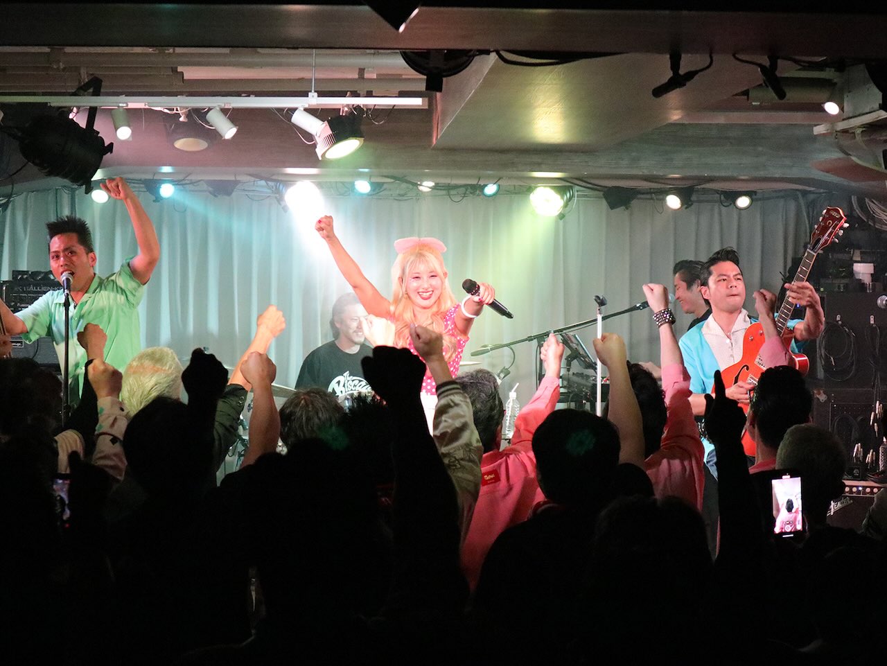 The Biscats、ドイツのロカビリーバンドとのライブで新曲『よそ見はNO！』を初披露！