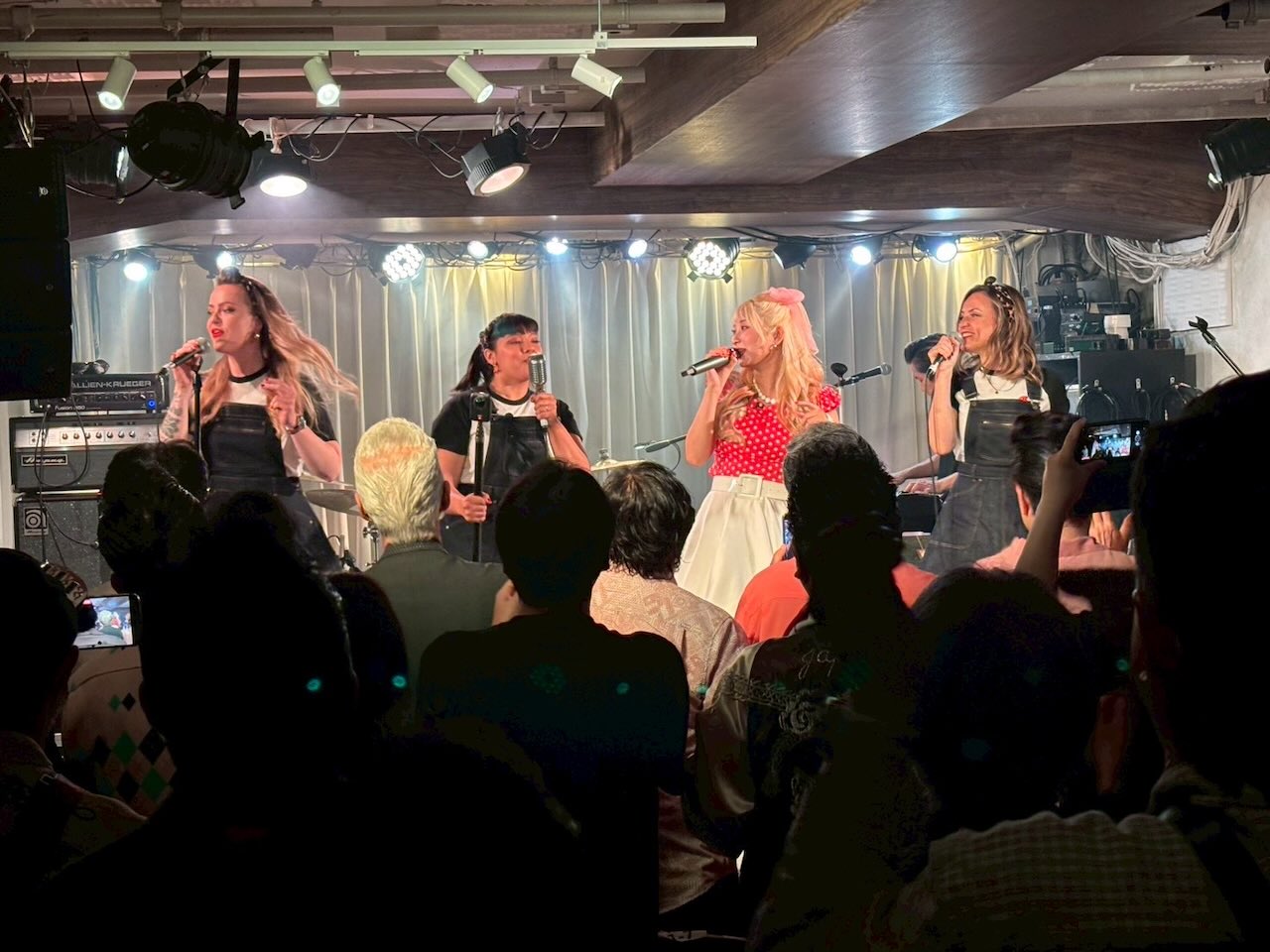The Biscats、ドイツのロカビリーバンドとのライブで新曲『よそ見はNO