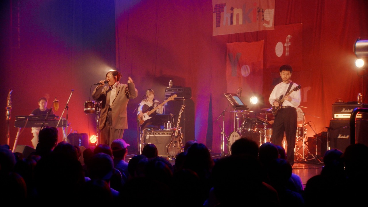 さらさ、最新ツアーから「Thinking of You」のパフォーマンス映像を公開！「Live Bluesy」の配信予約キャンペーンもスタート！
