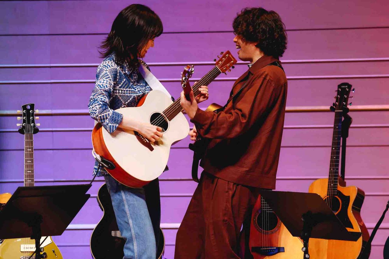DEPAPEPE 三浦拓也、ゲストに弓木英梨乃を迎え15本のヤマハギターでセッション！