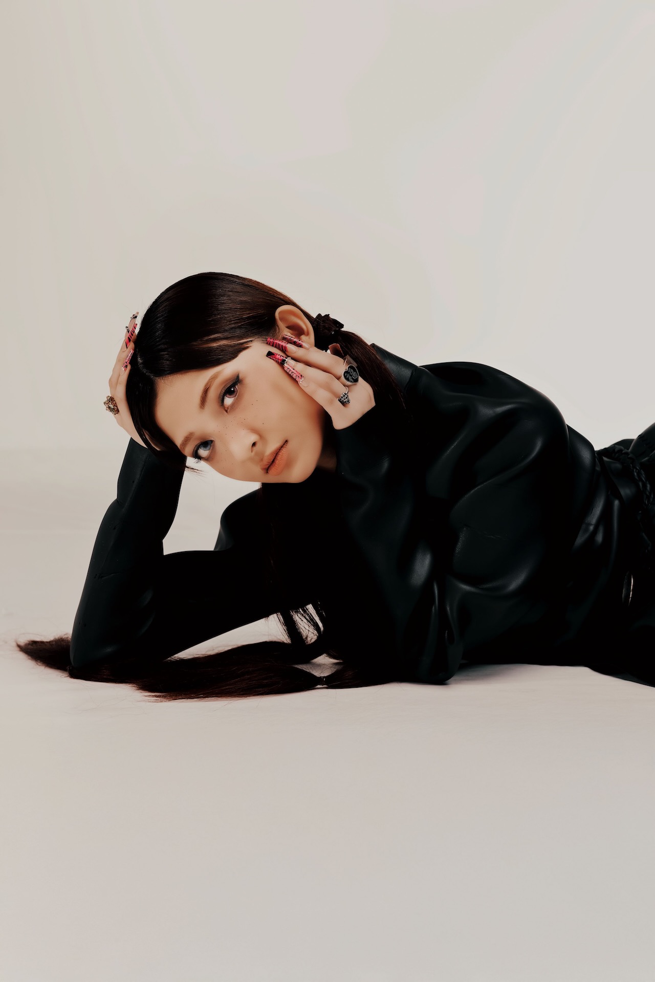 甲田まひる、LAで撮影した新曲「特等席」のMVが公開！