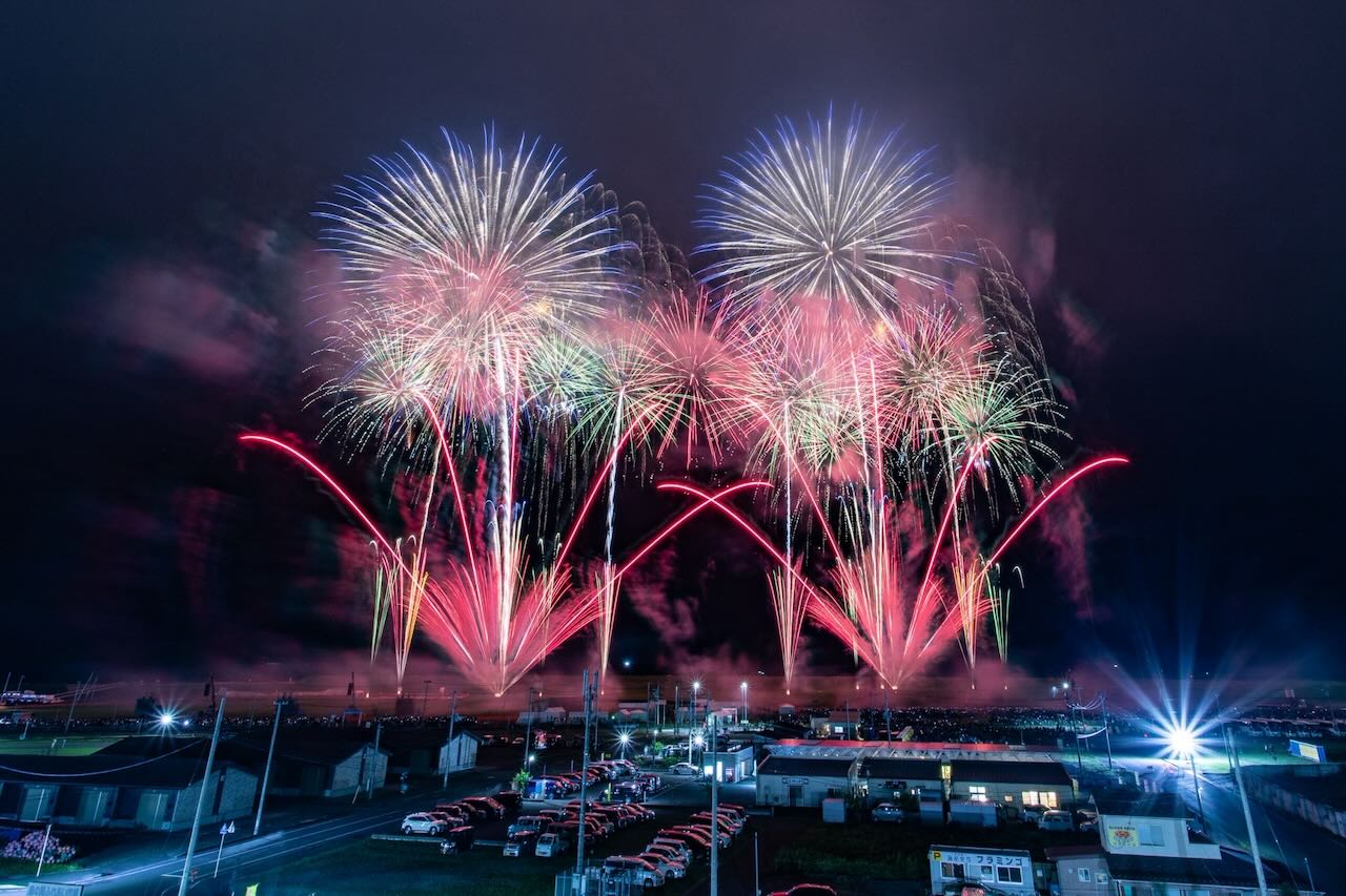 桑田佳祐の音楽と最高峰の花火が夜空を彩った1時間！オフィシャルレポートをお届け！
