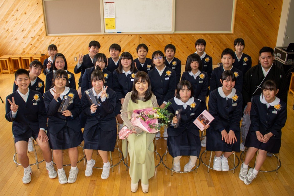 川嶋あい、20年目の卒業サプライズは能登 〜突然のサプライズに生徒たちの涙の卒業式へ〜