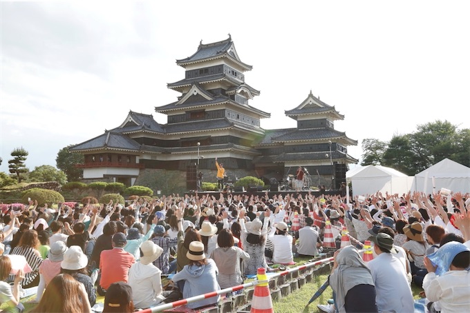 コブクロ、国宝「松本城」の絶景をバックに熱唱！