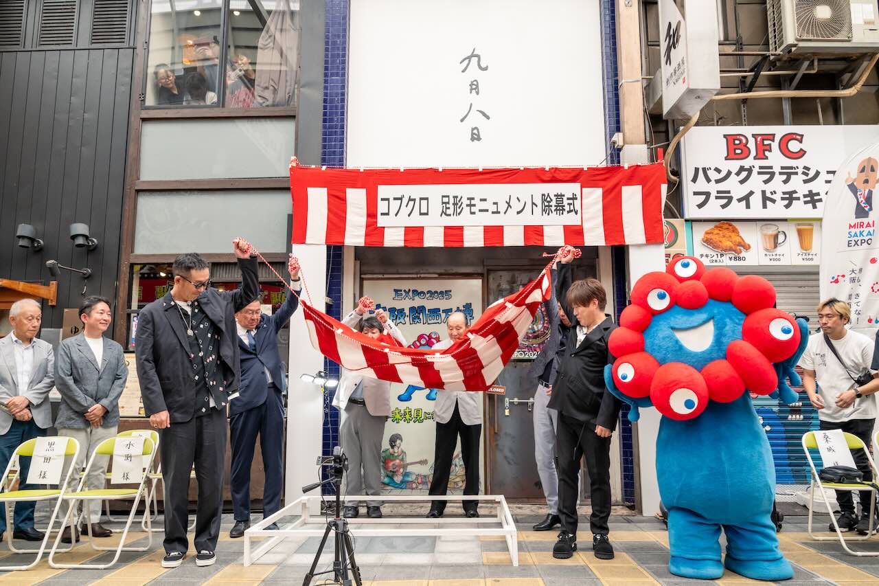 コブクロ、結成の地 大阪・堺銀座商店街にて「足形モニュメント」除幕式に参加！