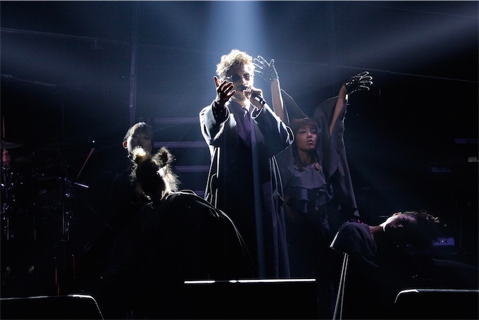 平井堅、宙を舞う！2017 Special Live 最終公演にて新曲披露！待望のベストアルバムのリリースも決定！