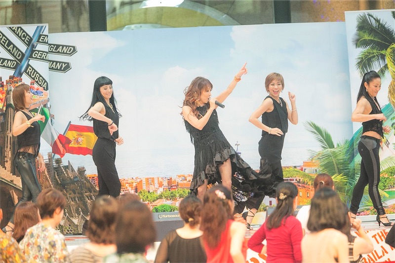 杏子、シングル発売記念イベントで情熱的な歌とダンスを披露！