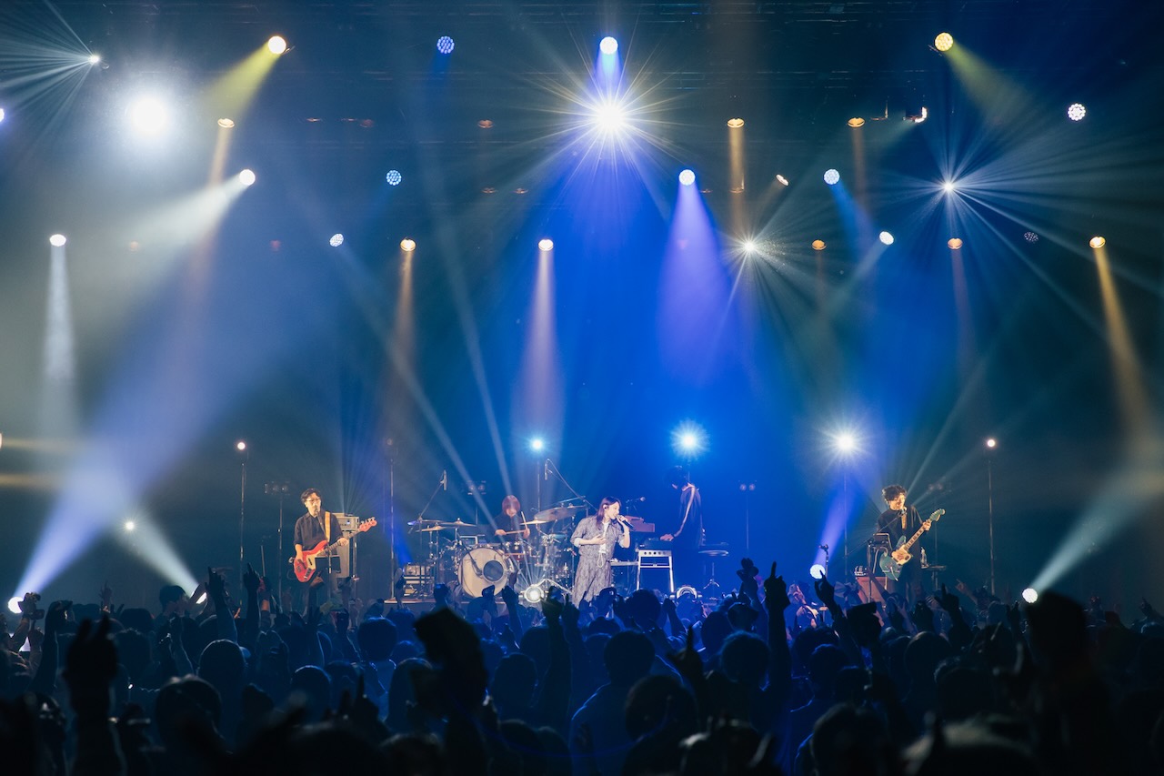 家入レオ、デビュー記念日に8枚のアルバムから選曲されたセットリストを届けた FCライブ開催！全国ツアー開催発表！