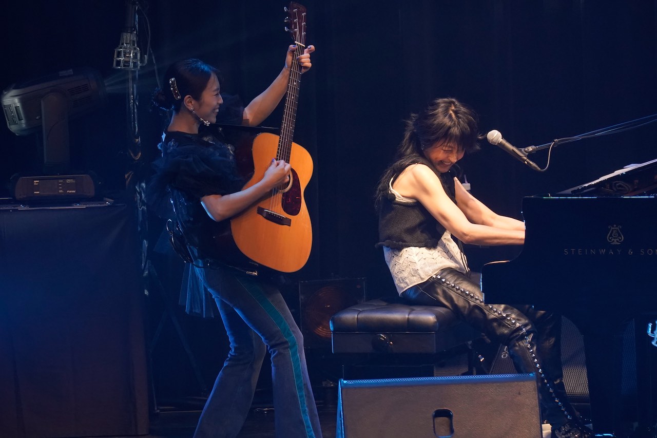 岸谷香、miwaを迎えた弾き語り2マンツアー最終東京公演終了！11月から始まるバンドツアーも発表に！