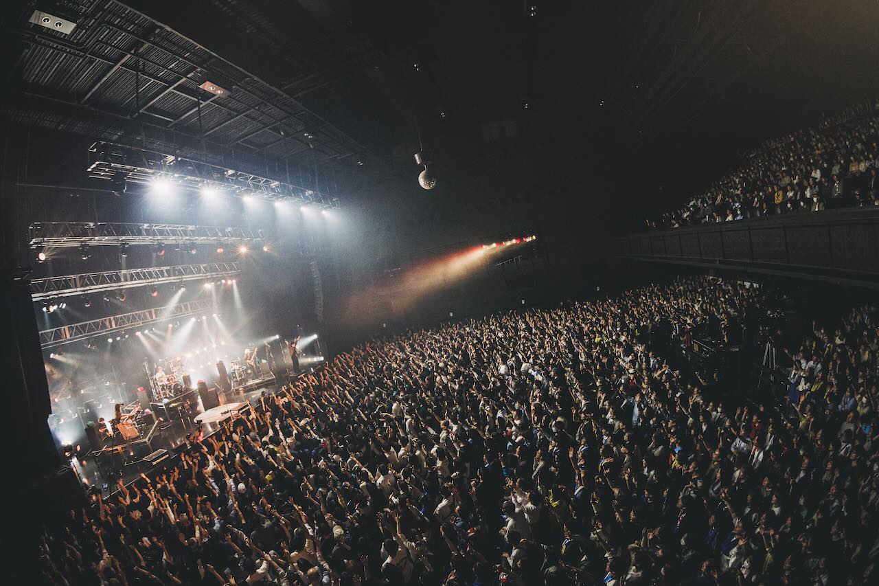 レトロリロン、「あなたと一緒に進んでいきたい」満員のZepp Hanedaから秋のZeppツアーへ！