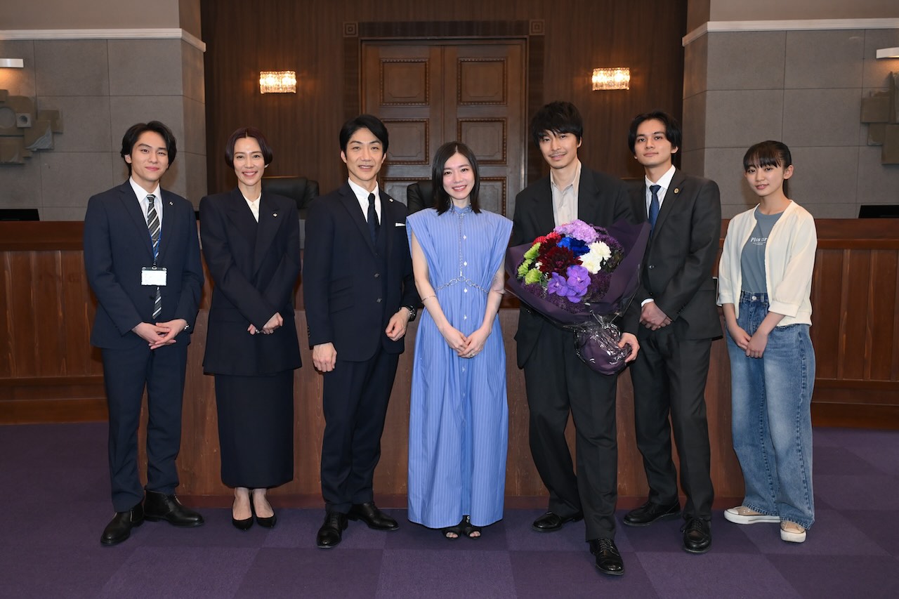 milet、日曜劇場『アンチヒーロー』撮影現場に陣中見舞い訪問！長谷川博己の言葉に思わず涙。