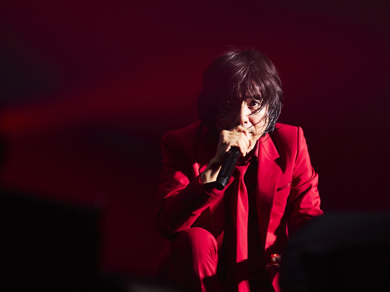 宮本浩次、60歳のバースデーライブ「60周年記念公演 さあ、ドーンと行くぜ！」赤いスーツで圧巻のパフォーマンス！