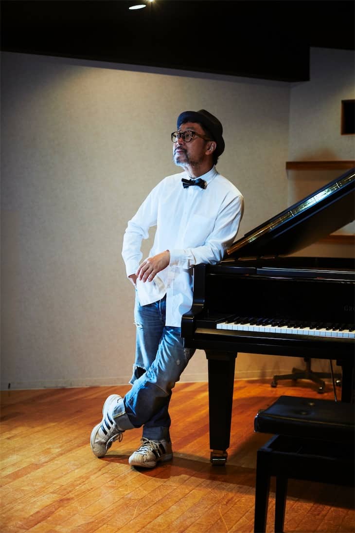 ジャズピアニストの大江千里がスタジオでピアノ生演奏！