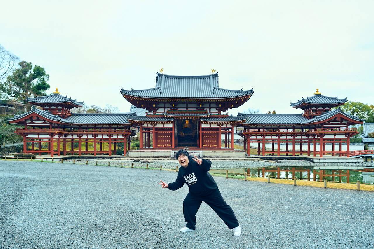 岡崎体育、ベスト盤「盆地テクノ」発売決定！10周年記念Zepp Tourも開催！新アーティスト写真更新！