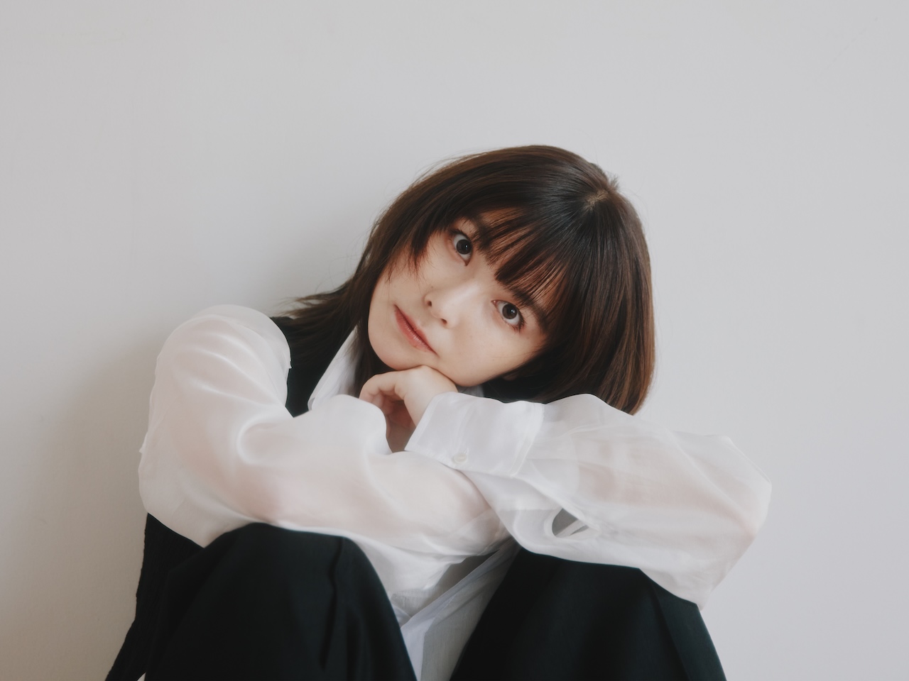 サカグチアミ、約6年半ぶりのメジャー3rdアルバム「who am i？」新ビジュアル＆詳細発表！インスタ・TikTok生配信も！