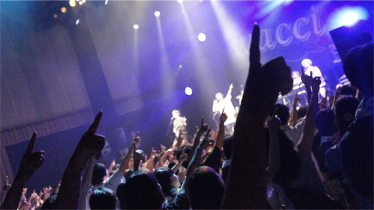 wacci、アルバム「感情百景」発売記念ワンマンで全曲披露！「シンデレラ」で踊りだし、ラップでバトる！？