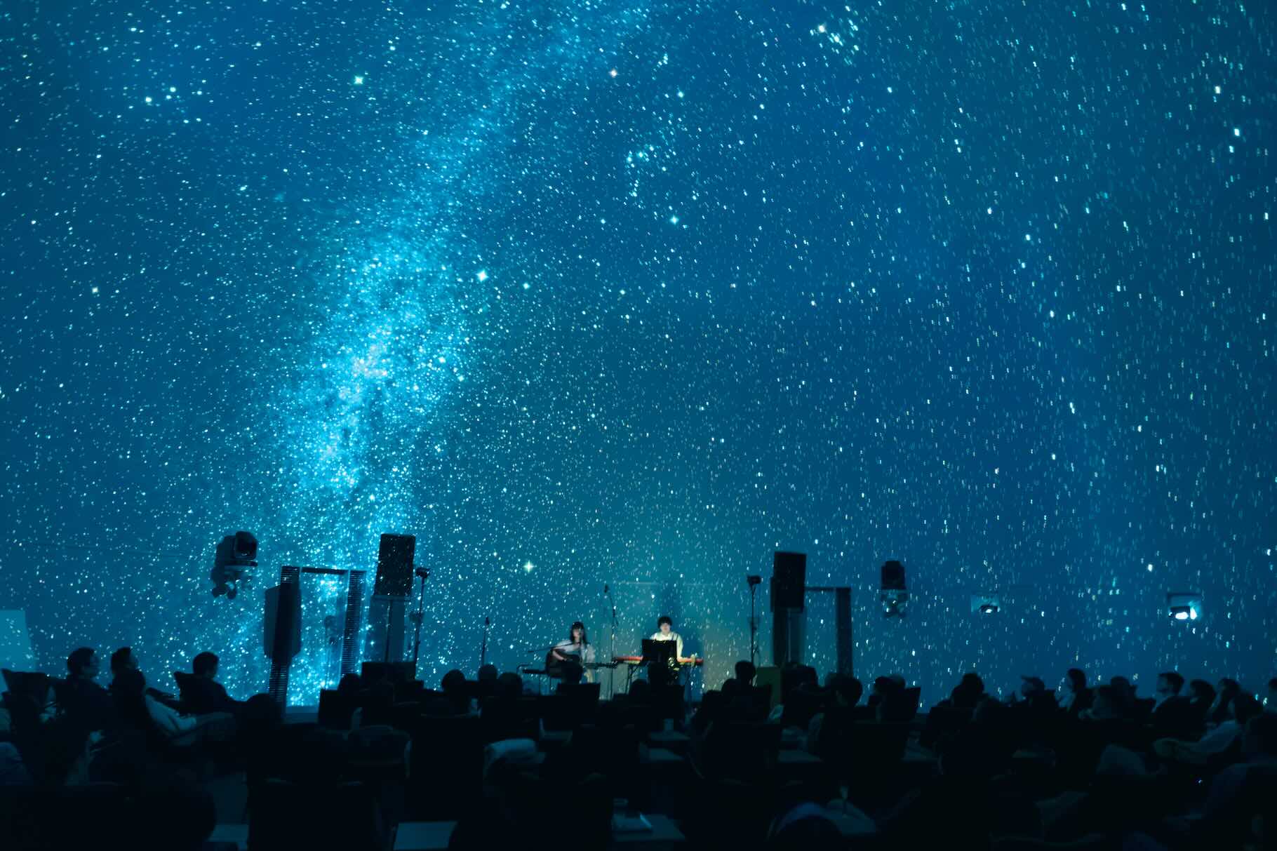 由薫 、"夜"をテーマに開催するライブシリーズ「Ray in the Night」の第一弾 プラネタリウムライブにて最新曲「Ray」を披露！