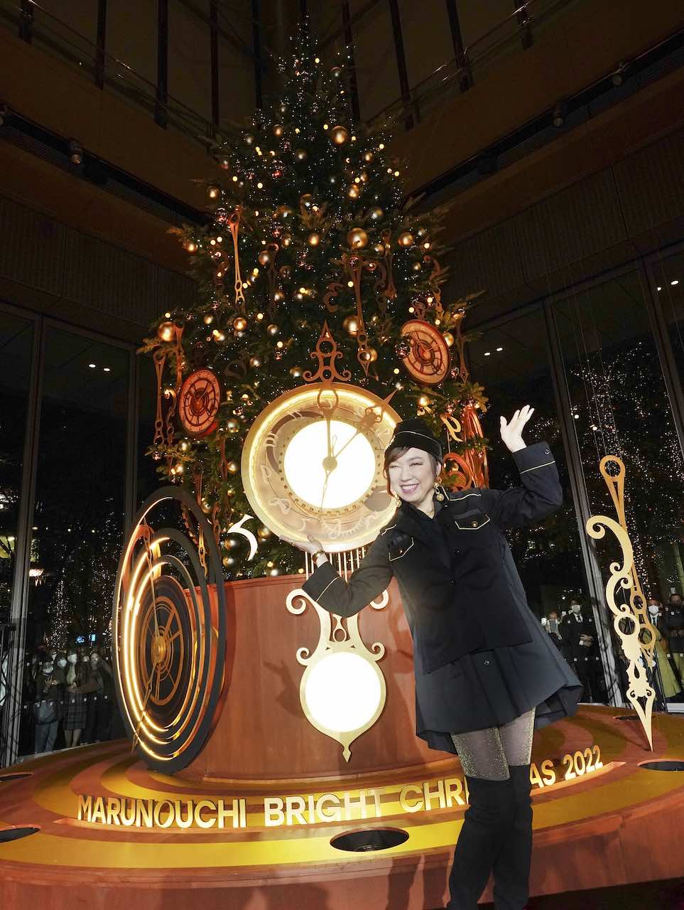 ユーミンがクリスマスツリー点灯式に登場！「Marunouchi Bright Christmas 2022〜YUMING 50th BANZAI！〜」