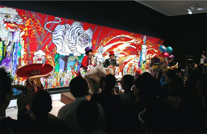ゆず、森美術館でゲリラライブ敢⾏！村上隆個展レセプションにサプライズ登場！