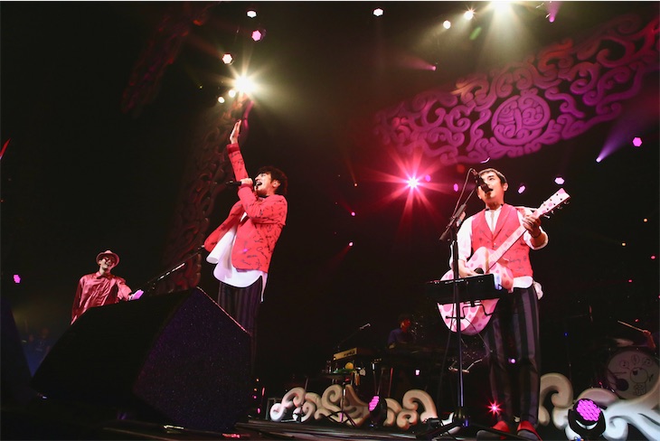 ゆず、話題の新曲「恋、弾けました。」ライブ初披露！SNSで"双子ダンス"拡散中！