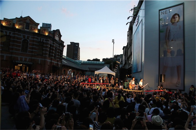 ゆず、台湾で初の"海外路上ライブ"実施！"海外アーティスト"過去最高動員の約2000人が殺到！