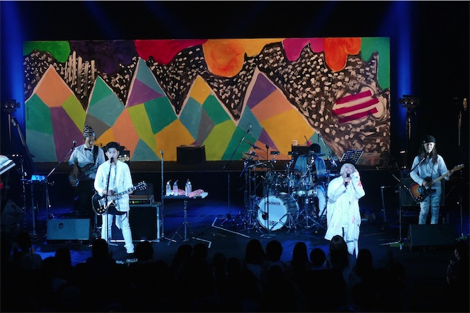 吉田山田、「OverThe Rainbowツアー」から福岡公演のライブペインティングを公開！